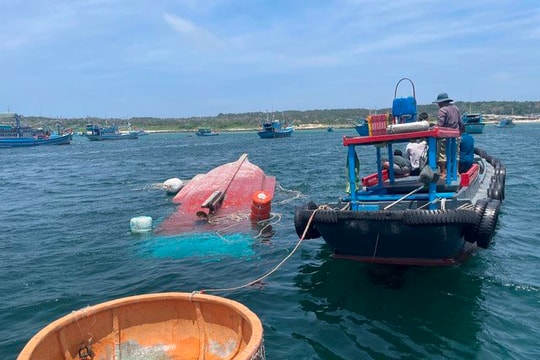 6 ngư dân rơi xuống biển do lốc xoáy đánh lật úp tàu cá ở đảo Phú Quý
