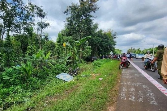 3 người trong một gia đình tử vong sau va chạm với ô tô bán tải