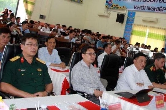 Phổ biến kiến thức quốc phòng - an ninh cho cán bộ và nhân dân huyện biên giới
