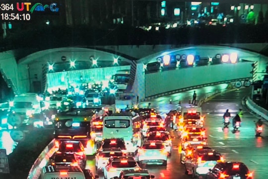 Ô tô bốc cháy trong hầm Thủ Thiêm