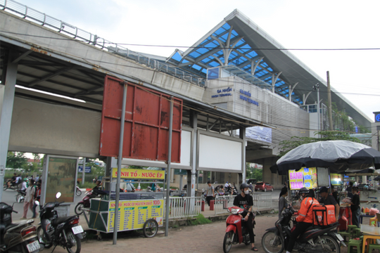 Hà Nội: Lộn xộn hàng quán, phương tiện khu vực gần ga Nhổn