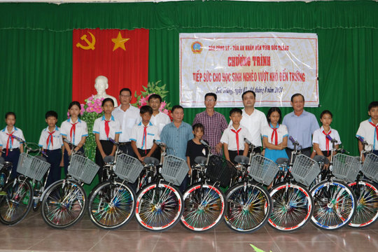 Tiếp sức cho học sinh nghèo vượt khó đến trường