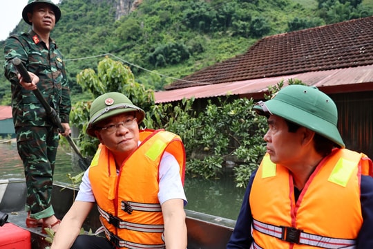 Phó Thủ tướng Lê Thành Long thị sát vùng ngập lụt, thăm hỏi đời sống người dân tỉnh Sơn La