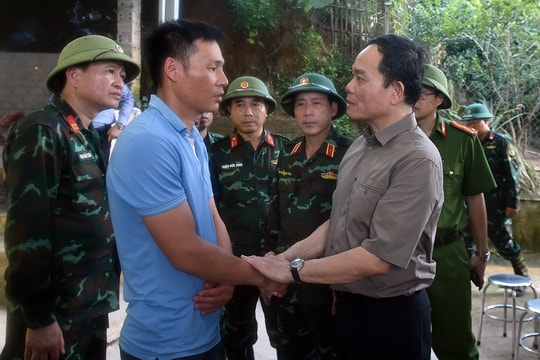 Phó Thủ tướng Trần Lưu Quang thăm hỏi các gia đình bị thiệt hại bởi mưa lũ tại Điện Biên