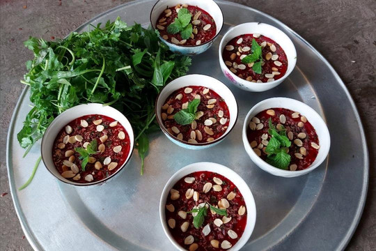 Ăn tiết canh dê cũng nguy hiểm như tiết canh lợn