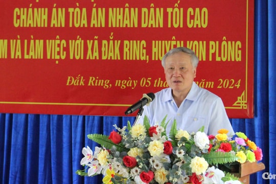 Đồng chí Nguyễn Hòa Bình thăm và tặng quà cho người dân vùng động đất ở Kon Tum