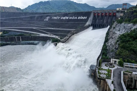 Mưa lớn, 4 hồ thủy điện miền Bắc đang mở hàng chục cửa xả lũ