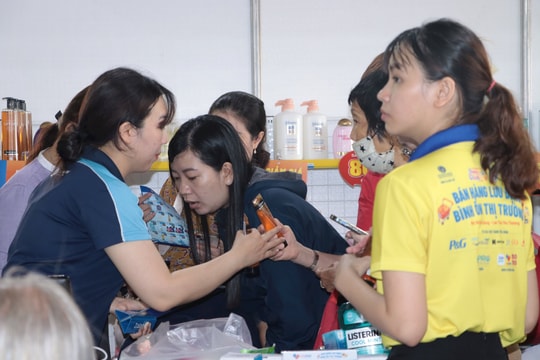 Người dân TP.HCM được mua sản phẩm 1.000 đồng ở gian hàng lưu động