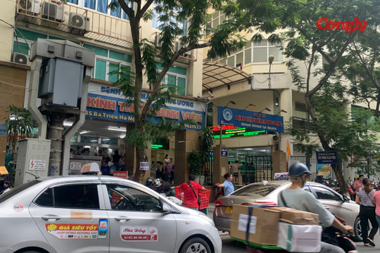 Mất trật tự an toàn giao thông trước cổng Bệnh viện Mắt Trung ương