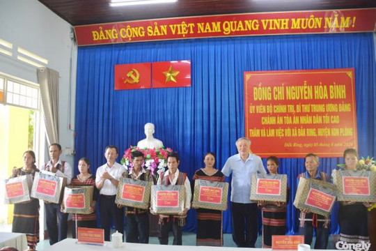 Chánh án Nguyễn Hòa Bình thăm người dân vùng động đất Kon Tum