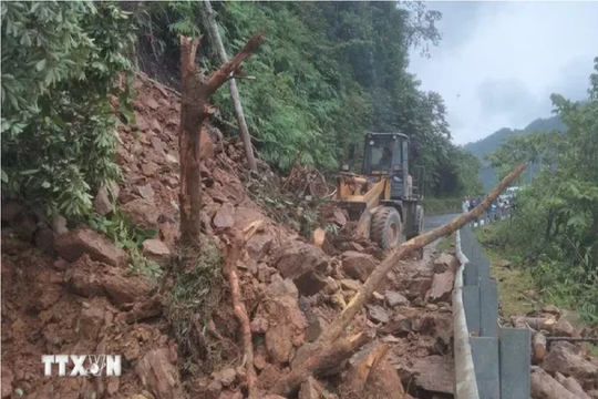 Sạt lở trên QL 279, Lào Cai phải phân luồng giao thông tạm thời