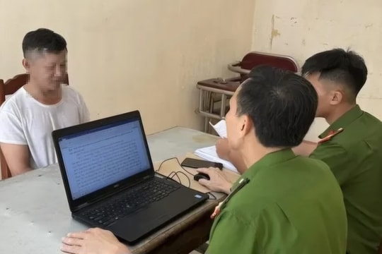 Hạt Phó Quản lý đường bộ trộm biển báo giao thông