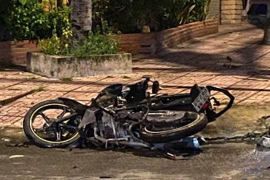 Cầm hung khí rượt đuổi, đập xe máy của nam thanh niên