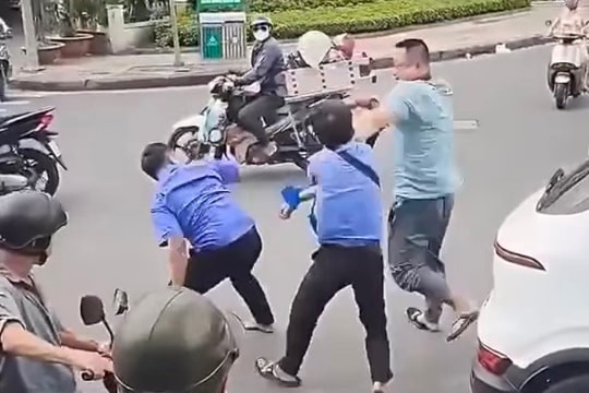 Tài xế, nhân viên xe buýt đánh nhau với tài xế xe công nghệ giữa đường