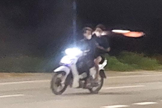 Tụ tập điều khiển xe máy lạng lách, tìm người để đánh nhau