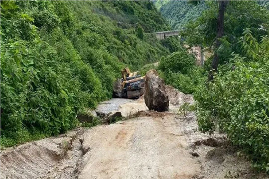 Lai Châu: Sạt lở, đá rơi khiến người lái máy xúc tử vong tại chỗ