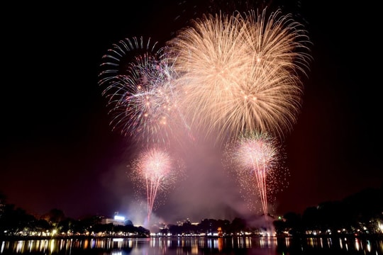 Điều chỉnh thời gian bắn pháo hoa Ngày Giải phóng Thủ đô