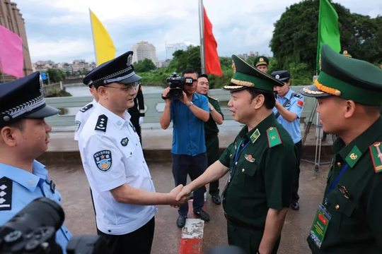 Giao lưu sĩ quan trẻ BĐBP Việt Nam và cán bộ trẻ Quản lý Di dân Quốc gia Trung Quốc