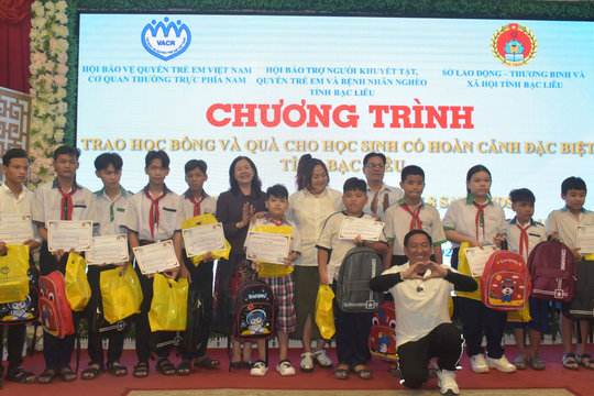Trao 125 suất học bổng tiếp sức học sinh có hoàn cảnh khó khăn tại Bạc Liêu