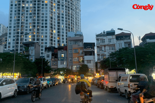 Hà Nội: 'Bãi xe' trên cầu Giáp Nhất