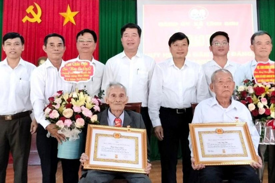 Nghệ An: Trao tặng huy hiệu 75 năm tuổi đảng cho 2 đảng viên lão thành