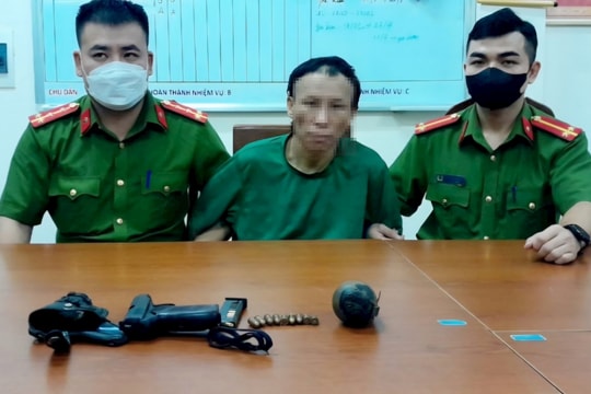 Mang súng và lựu đạn trong người để trốn truy nã