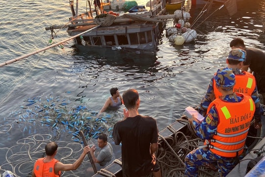 Kịp thời cứu hộ 11 ngư dân bị chìm tàu khi vào gần bờ