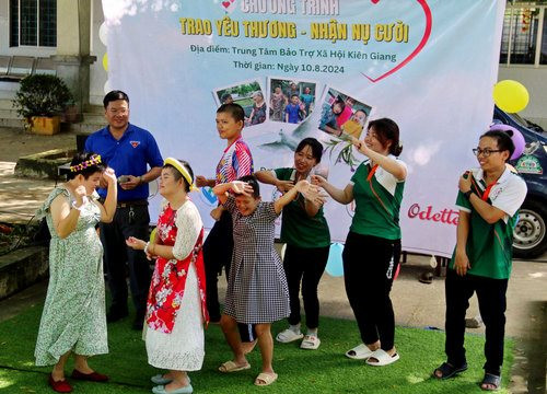 Ấm áp chương trình "Trao yêu thương - Nhận nụ cười"