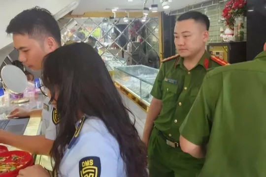 Phát hiện nhiều trang sức kim loại làm giả thương hiệu lớn