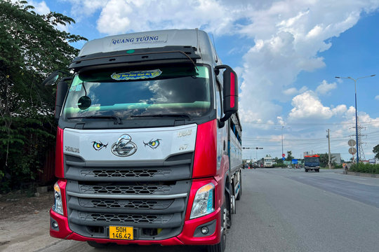 Xe tải lấn làn khiến 2 người tử vong thương tâm