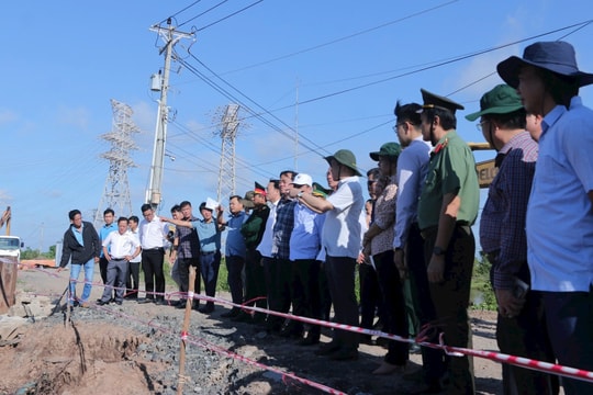 Phó Thủ tướng Trần Lưu Quang kiểm tra tình hình sạt lở tại Bạc Liêu và Cà Mau