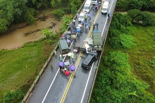 Ùn tắc nghiêm trọng trên cao tốc Nội Bài-Lào Cai