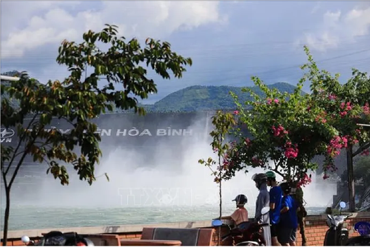 Hôm nay, thủy điện Hòa Bình đóng 3 cửa xả đáy