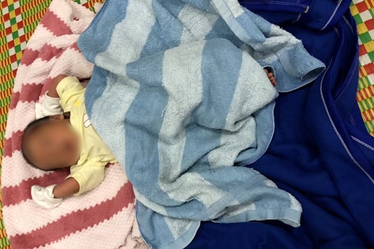 Cháu bé bị bỏ rơi cùng mảnh giấy có nội dung nhờ chùa nuôi giúp