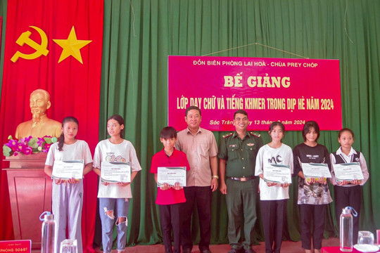 Dạy chữ và tiếng Khmer cho học sinh khu vực biên giới biển