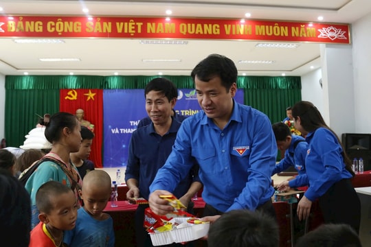 Bí thư Trung ương Đoàn thăm, tặng quà người dân vùng lũ tại xã Chiềng Nơi