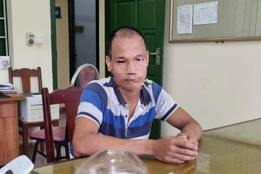 Cháu trai bị dượng treo lên xà nhà đánh đập