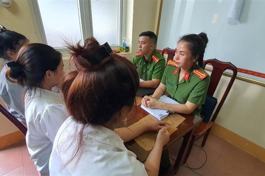 Khởi tố nhóm thiếu nữ bán 2 bé gái vào quán karaoke