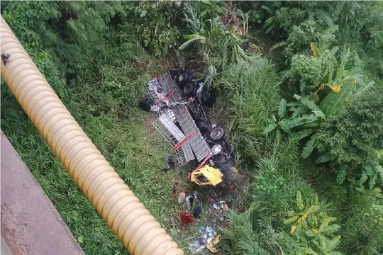 Xe tải lao xuống vực trên cao tốc Nội Bài - Lào Cai, 2 người nguy kịch