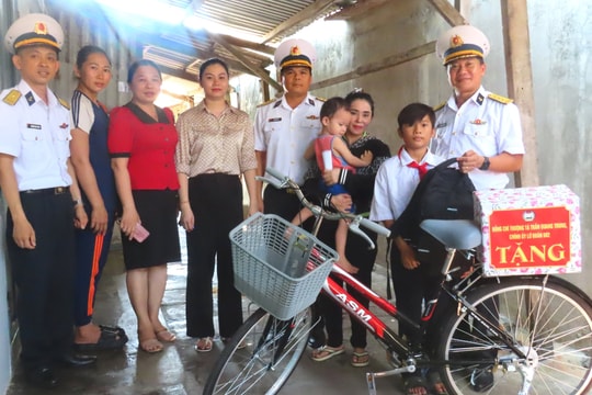 Lữ đoàn 682 hỗ trợ con ngư dân đón năm học mới