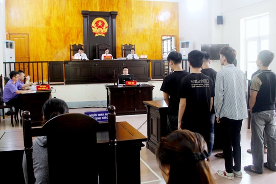 Nhóm thanh niên mang hung khí giải quyết mâu thuẫn