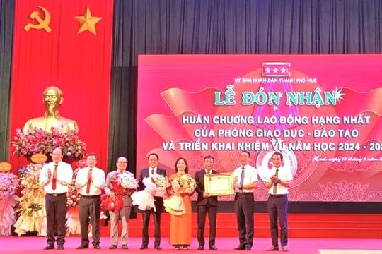 Phòng Giáo dục TP. Huế nhận Huân chương Lao động hạng Nhất