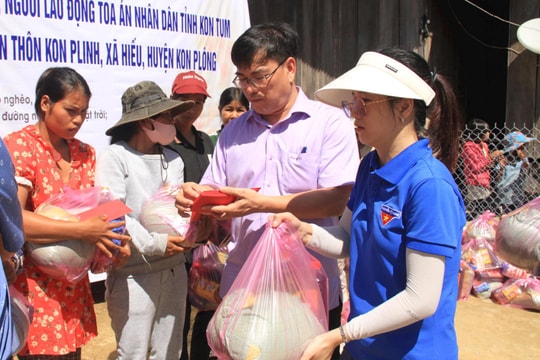 TAND tỉnh Kon Tum giao lưu, tặng quà cho hộ nghèo