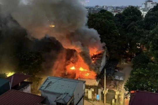 Hà Nội: Cháy lớn ở phố Phó Đức Chính