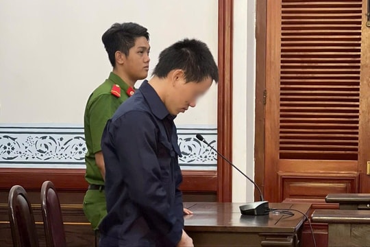 Vào quán cà phê chém người rồi cướp xe SH