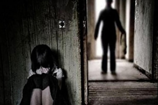 2 lần xâm hại bé gái hàng xóm, gã đàn ông U60 lĩnh 11 năm tù