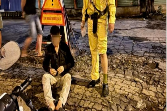 [VIDEO] Kẻ trộm xe máy liều lĩnh tông Cảnh sát để giải cứu đồng bọn