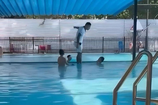 Hà Nội: Xác minh clip người đàn ông quát tháo, dúi đầu bé trai xuống bể bơi