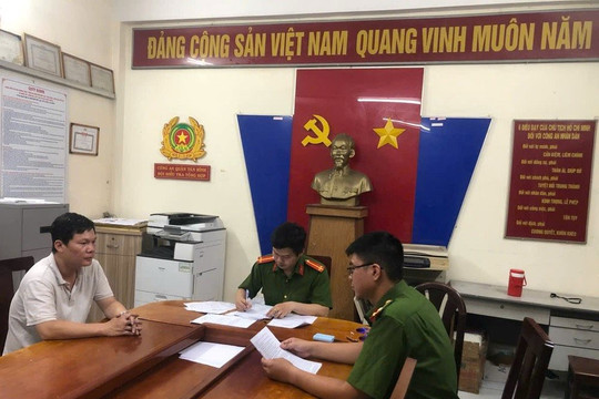 Vì chỗ đậu, tài xế đưa cô gái "dạo phố" trên nắp capo
