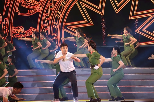 Công an TP.HCM biểu diễn "Mai Hoa Quyền" và màn bắt cướp ở phố đi bộ